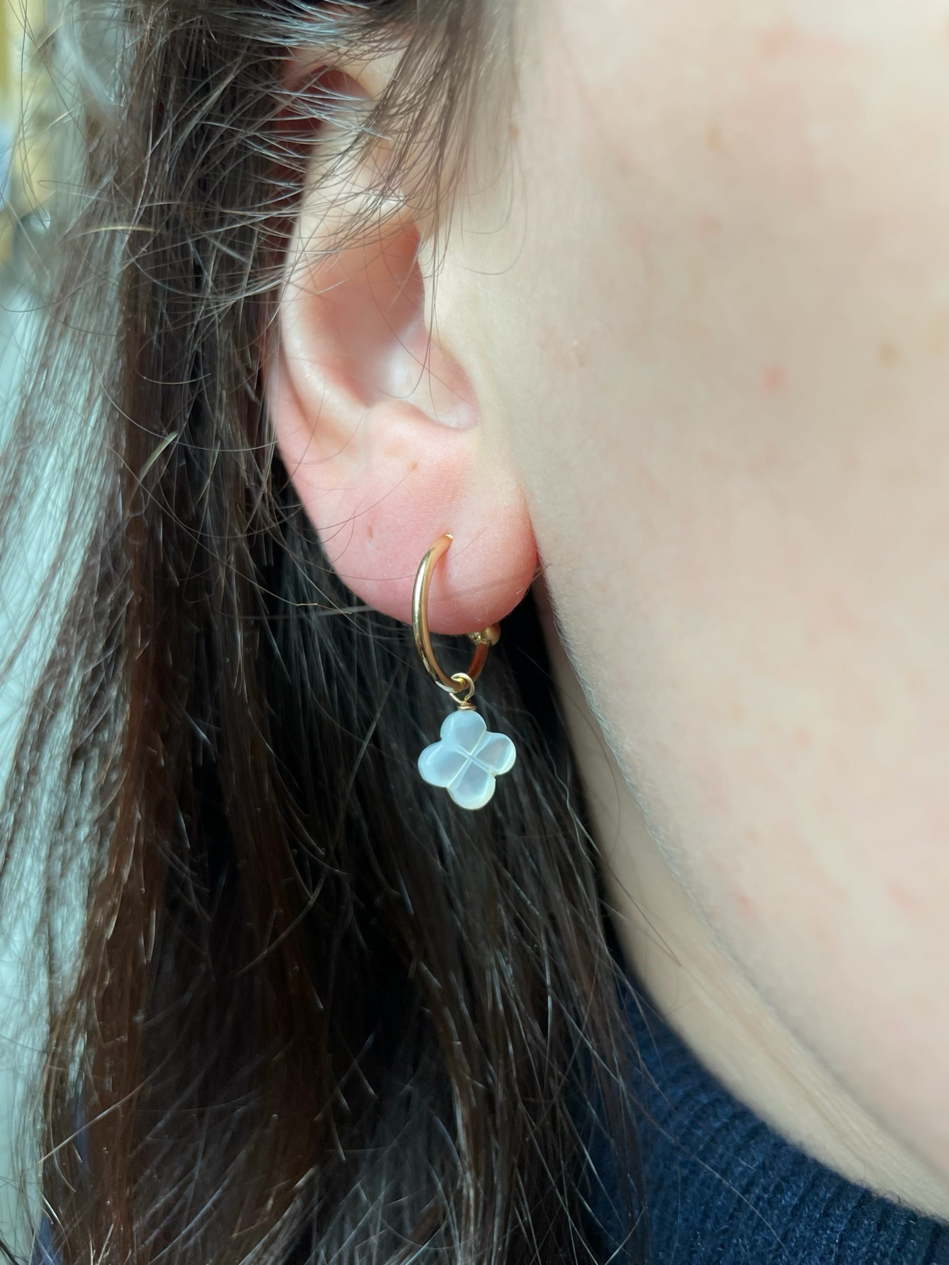 Boucles d’oreilles mini créoles et trèfle Lola 1 Boucles d’oreilles mini créoles et trèfle Lola