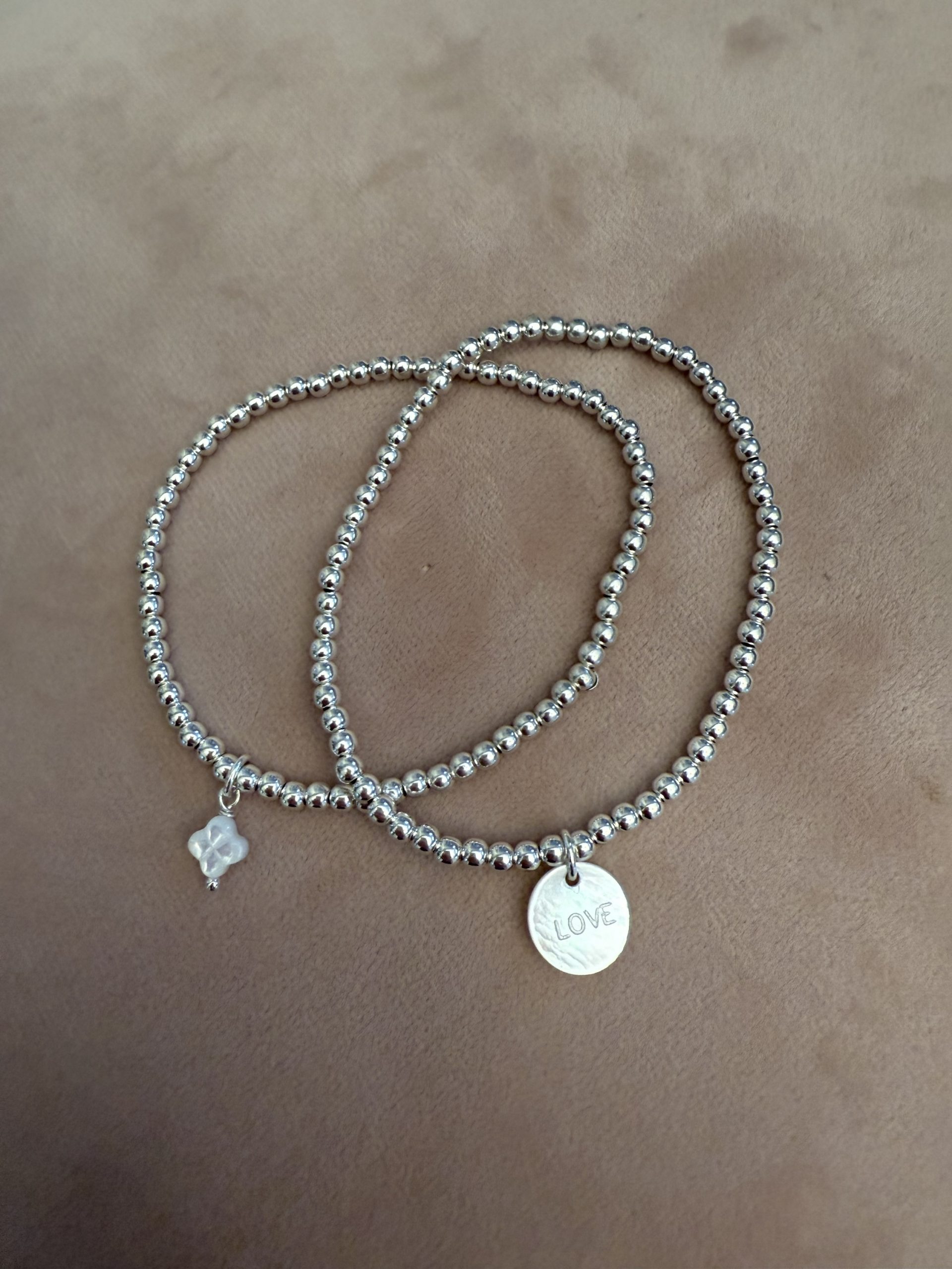 Bracelet élastique perles en argent 3 mm et médaille nacre au choix , trèfle ou médaille 3 Bracelet élastique perles en argent 3 mm et médaille nacre au choix , trèfle ou médaille