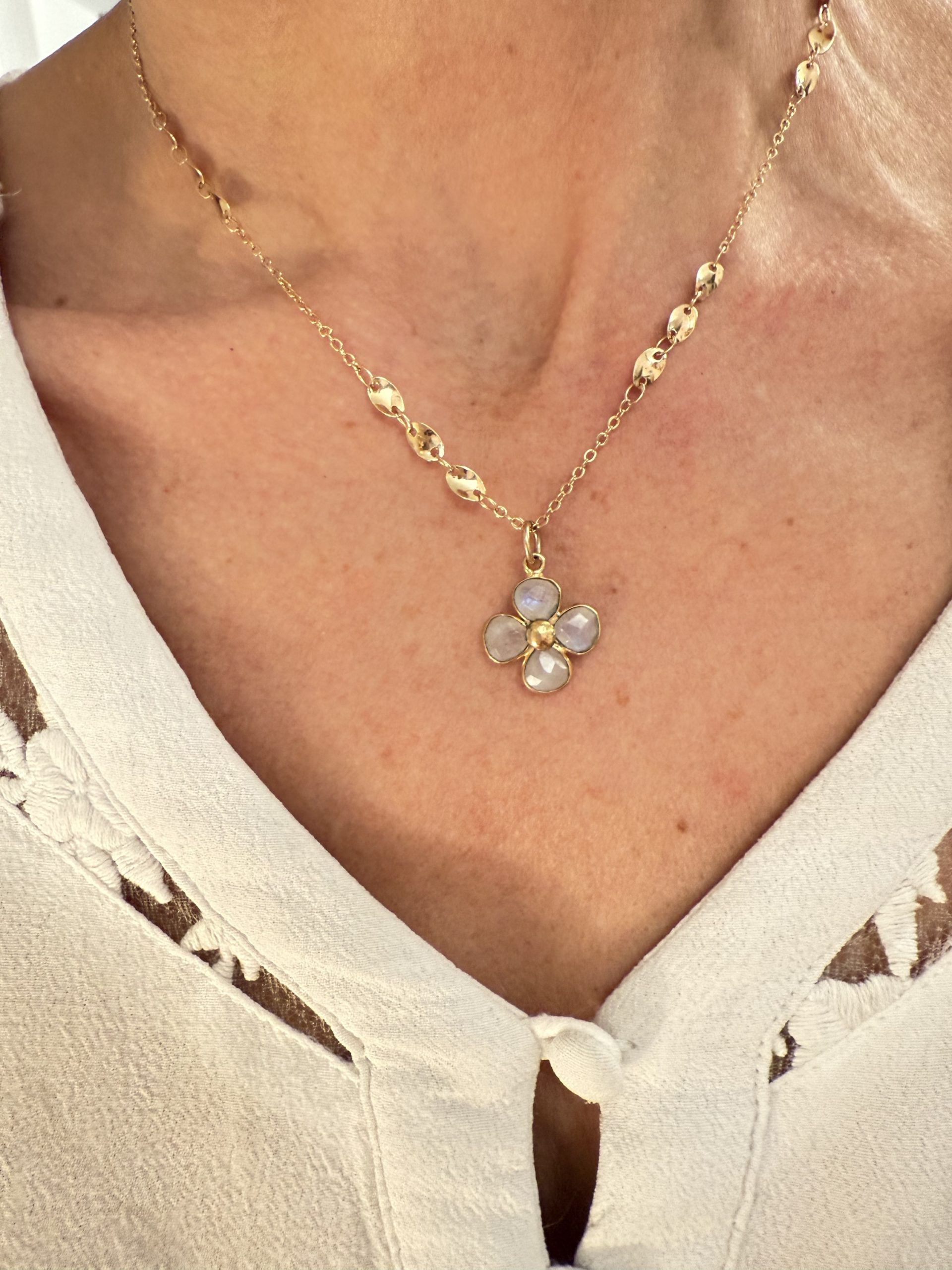 Collier en plaqué or réglable 40/45 cm maille volute et pendentif trèfle fleur en pierre de lune 18mm 1 Collier en plaqué or réglable 40/45 cm maille volute et pendentif trèfle fleur en pierre de lune 18mm