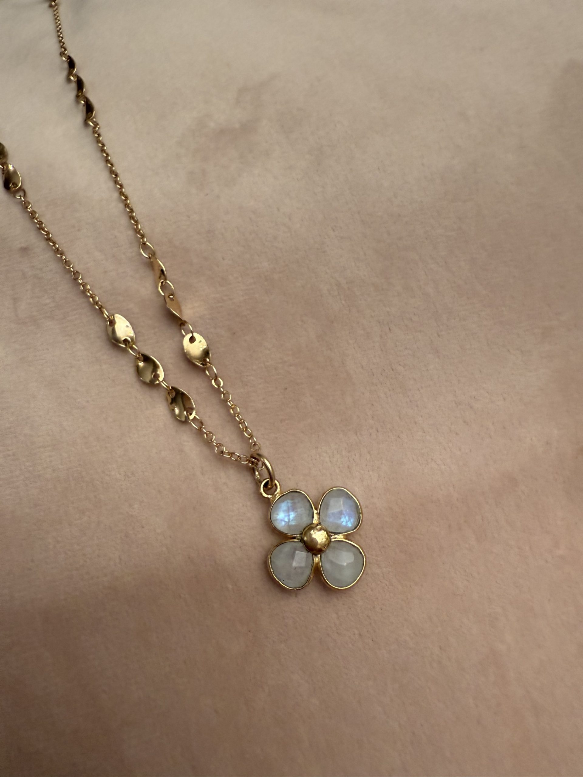 Collier en plaqué or réglable 40/45 cm maille volute et pendentif trèfle fleur en pierre de lune 18mm 2 Collier en plaqué or réglable 40/45 cm maille volute et pendentif trèfle fleur en pierre de lune 18mm