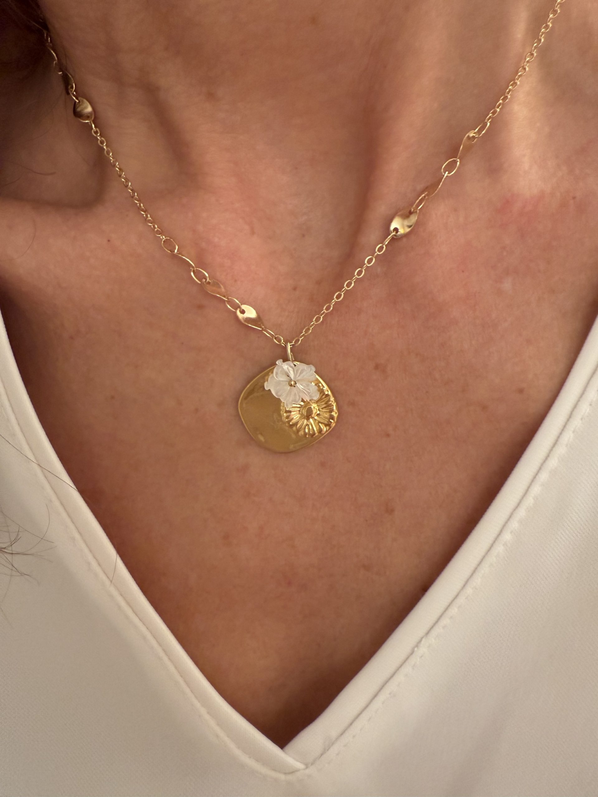 Collier Chantilly en plaqué or et fleur en nacre 1 Collier Chantilly en plaqué or et fleur en nacre