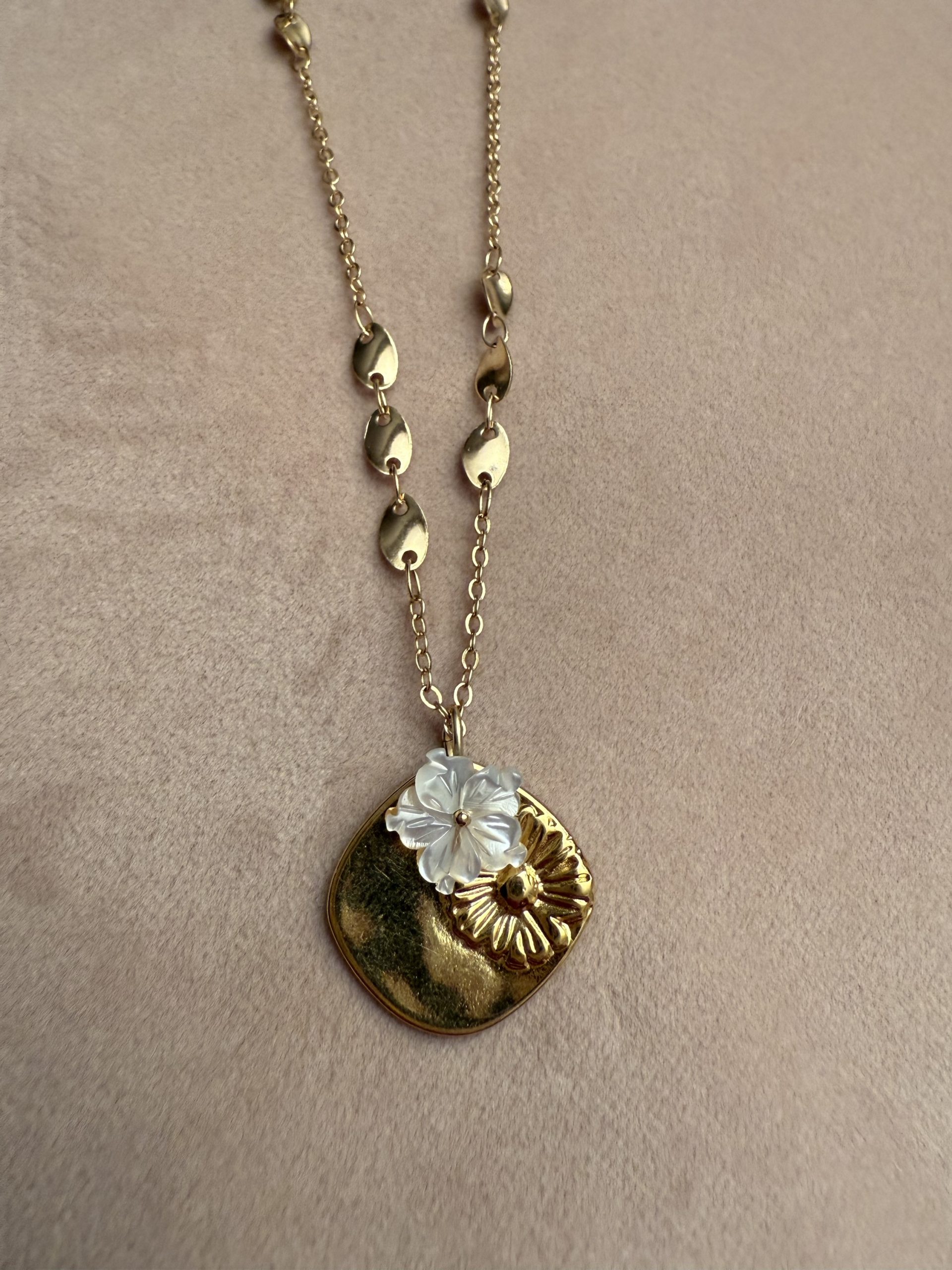 Collier Chantilly en plaqué or et fleur en nacre 2 Collier Chantilly en plaqué or et fleur en nacre