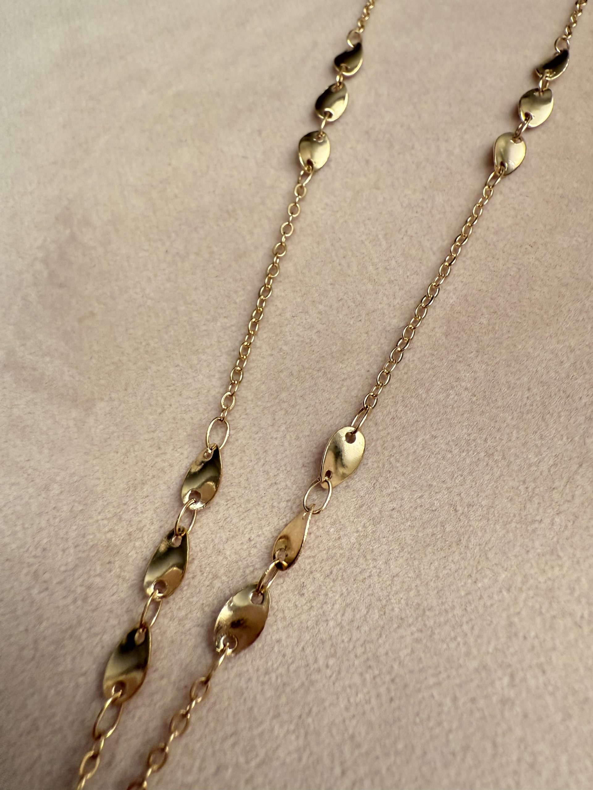 Collier Chantilly en plaqué or et fleur en nacre 3 Collier Chantilly en plaqué or et fleur en nacre